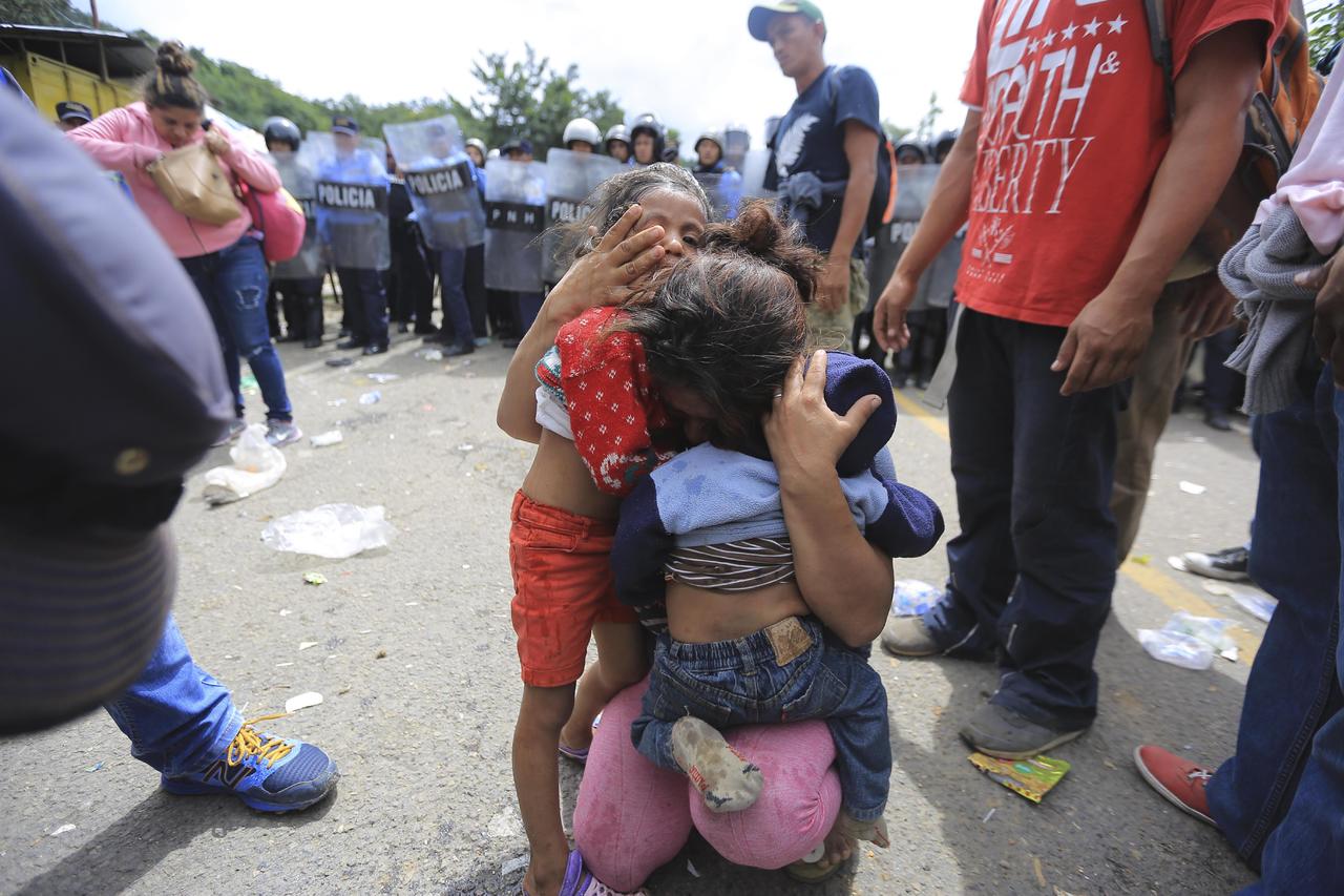 Incierto. Varias inmigrantes hondureños y sus hijos fueron reprimidos por las fuerzas en la frontera Guatemala-México.