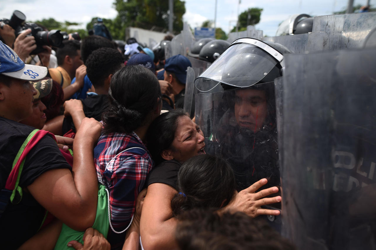 Frenados. Mujeres integrantes de la caravana chocaron con agentes de la Policía Federal.
