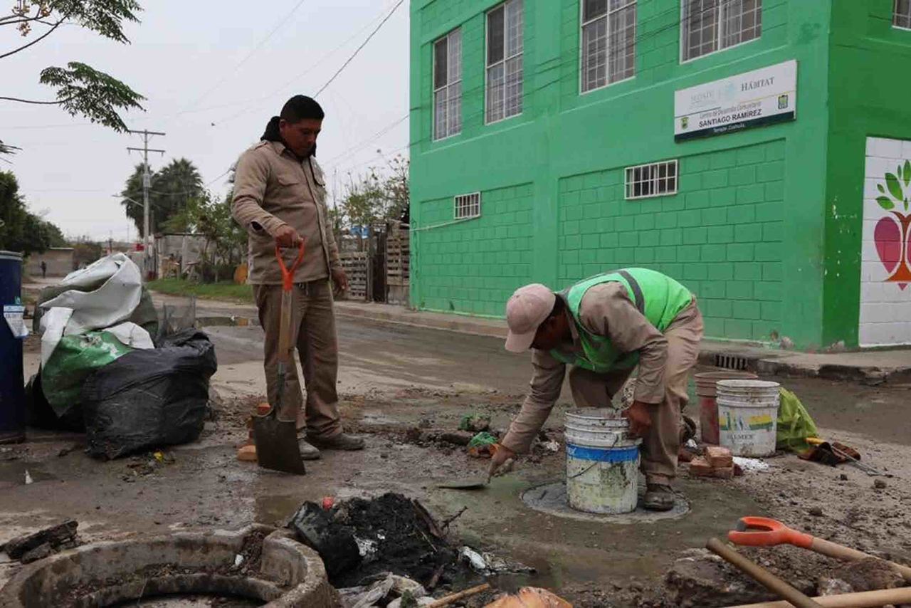 Libre.- En la colonia Santiago Ramírez, cuadrillas de trabajadores limpiaron en estos días las alcantarillas. (TWITTER)