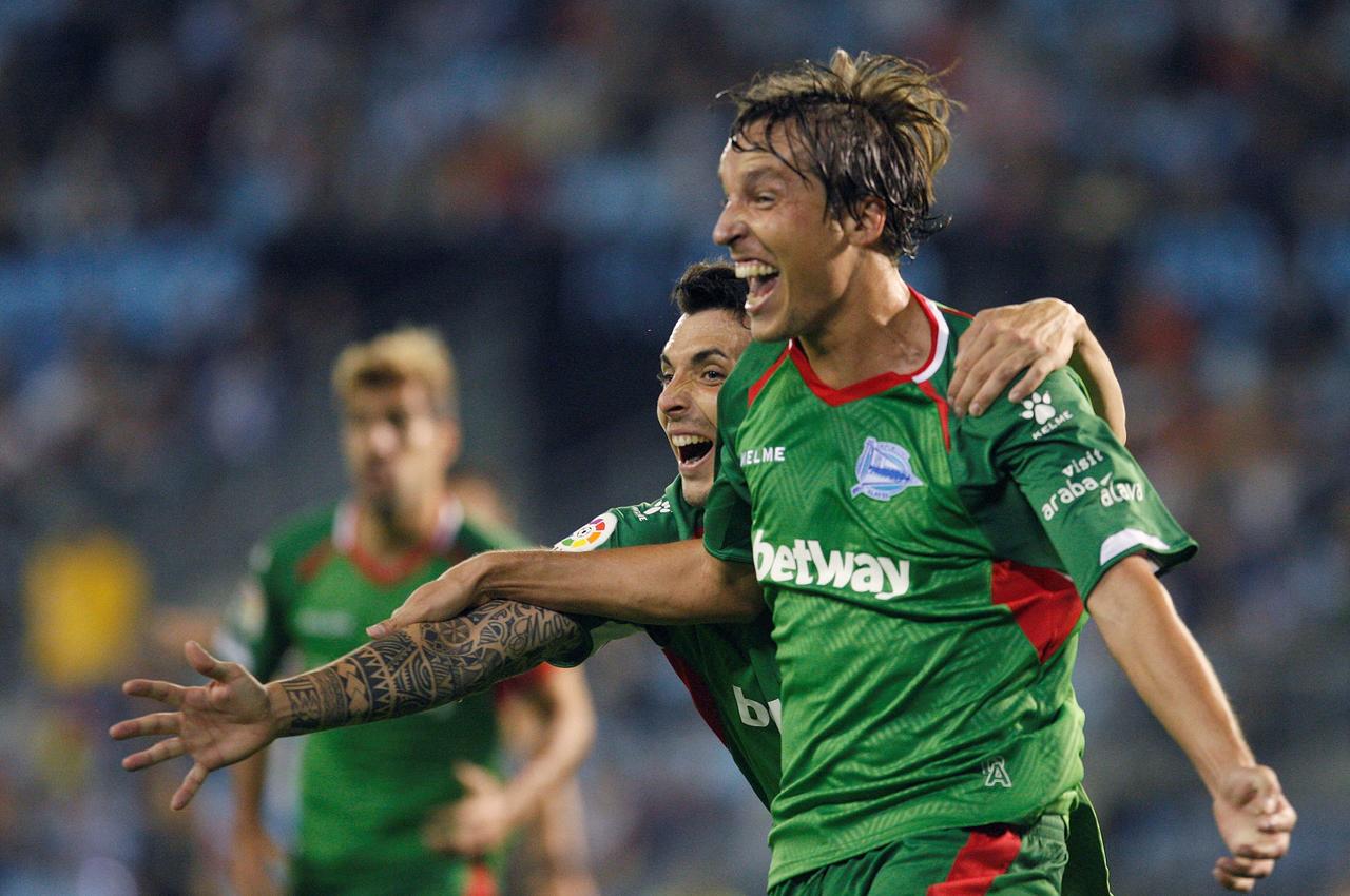 El centrocampista del Alavés, Tomás Pina, celebra su gol, primero del equipo ante el Celta de Vigo.