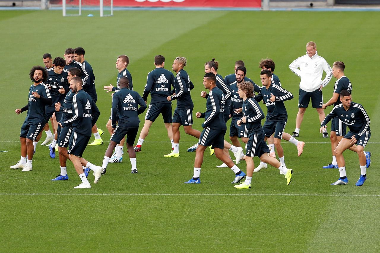 El preparador físico del Real Madrid Javier Mallo (3d) observa a los jugadores en el entrenamiento realizado ayer en la Ciudad Deportiva.
