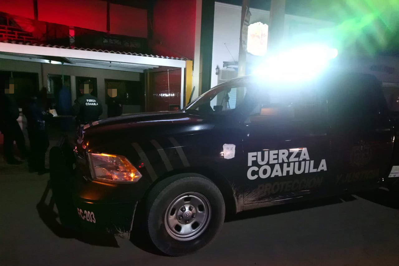 Corporaciones. Elementos de Fuerza Coahuila y de la Policía Municipal se encargaron de acordonar el lugar del hallazgo. (EL SIGLO DE TORREÓN) 