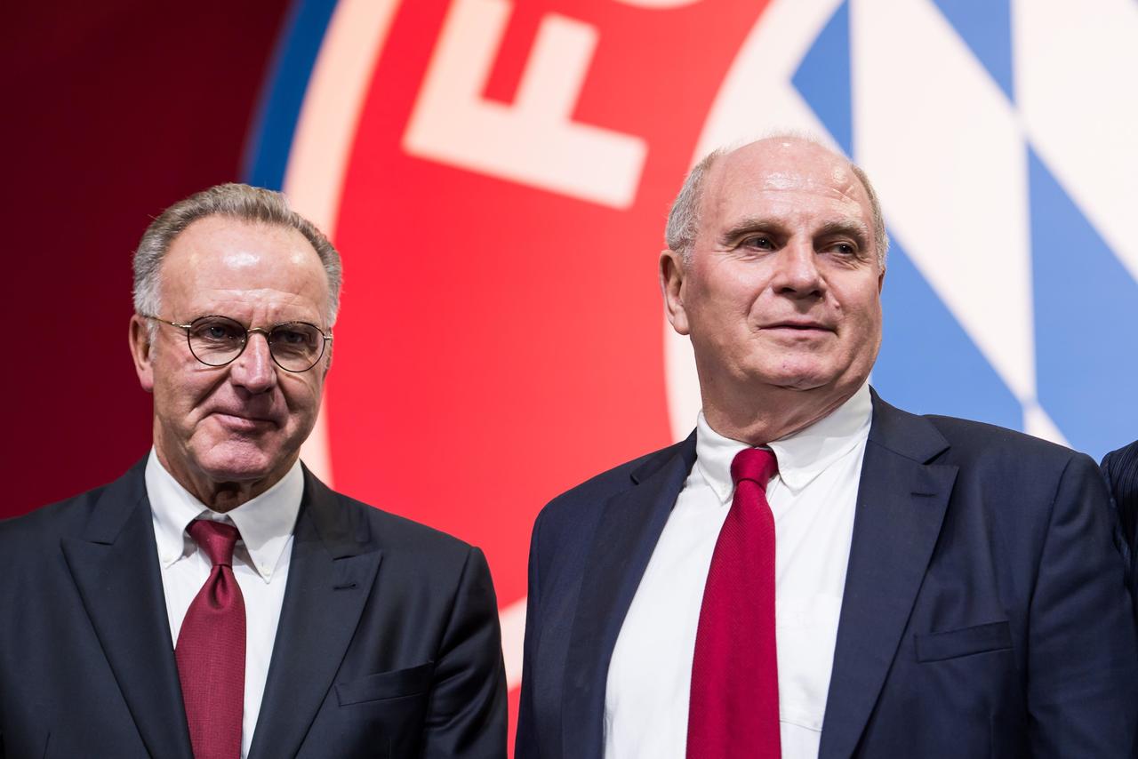El presidente del Consejo Directivo del FC Bayern, Karlheinz Rummenigge (i), y al presidente del club, Uli Hoeness (d), a su llegada a la reunión anual del FC Bayern en Múnich.