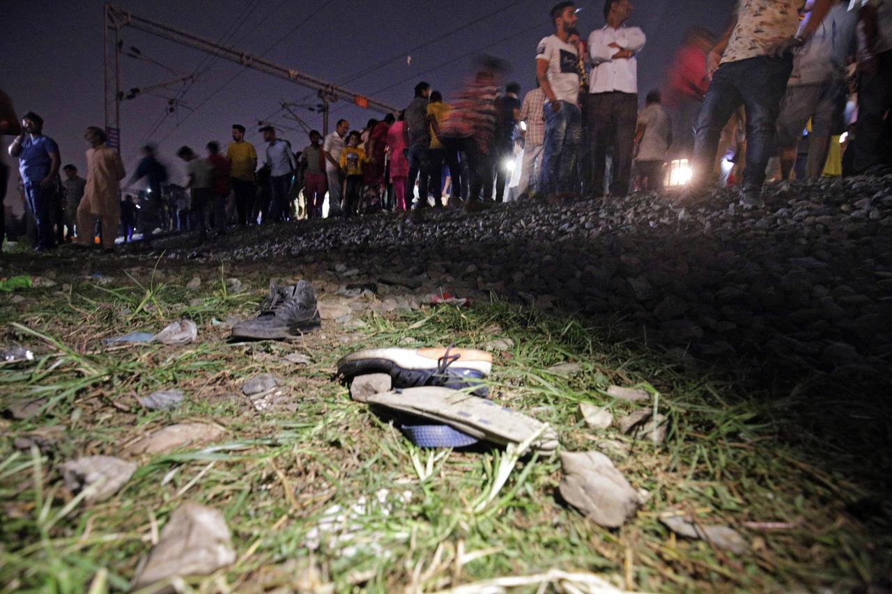 Accidente. Los zapatos de varias víctimas de un accidente de tren yacen junto a las vías en Amritsar, India.