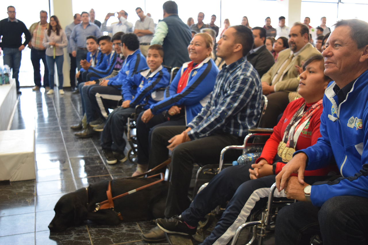 Apoyo. Atletas que destacaron en la Paralimpiada Nacional fueron reconocidos por autoridades en Gómez Palacio. (EL SIGLO DE TORREÓN)