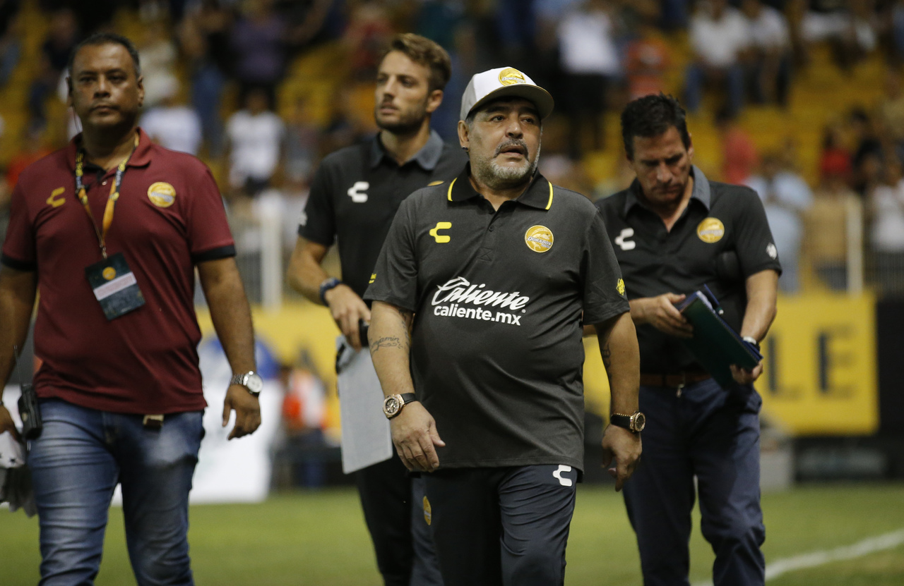 Diego Maradona, técnico de Dorados de Sinaloa, ingresa a la cancha para el partido contra Cafetaleros por la segunda división del fútbol mexicano, en Culiacán, México, el lunes 17 de septiembre de 2018.