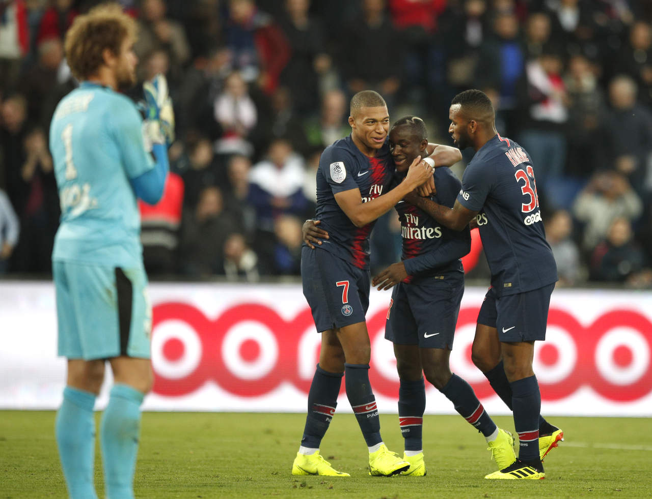 El súper líder trituró el sábado 5-0 a Amiens, su décima victoria seguida en la liga francesa. (AP)