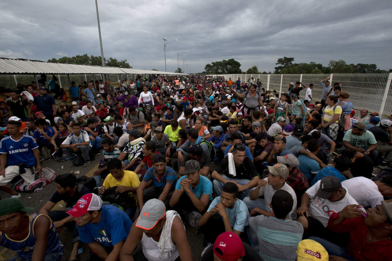 Coincidieron en analizar los motivos que están detrás de estos miles de migrantes, unos 5,400 según las primeras estimaciones. (AP)
