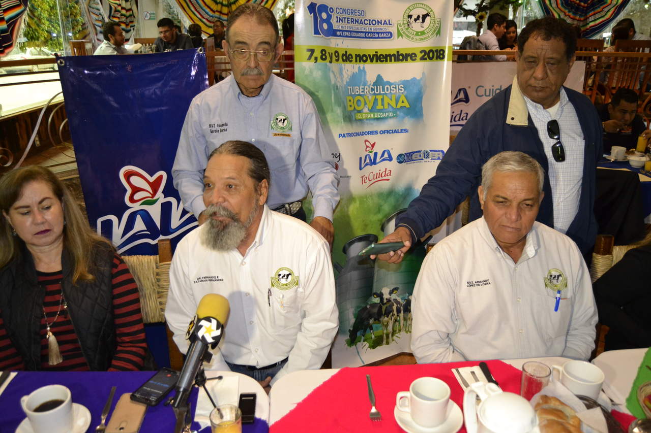 En rueda de prensa, Fernando Esteban Zatarain, presidente de la AMVEB, dijo que La Laguna es la cuenca lechera más importante no sólo de México, sino de Latinoamérica. (EL SIGLO DE TORREÓN)