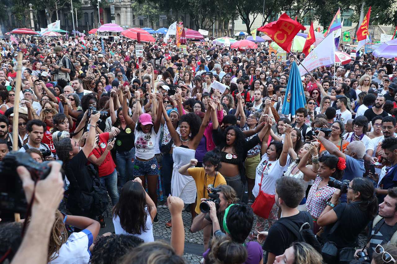 'El nao'. En Río de Janeiro, las manifestantes lanzaron igualmente proclamas contra Bolsonaro.