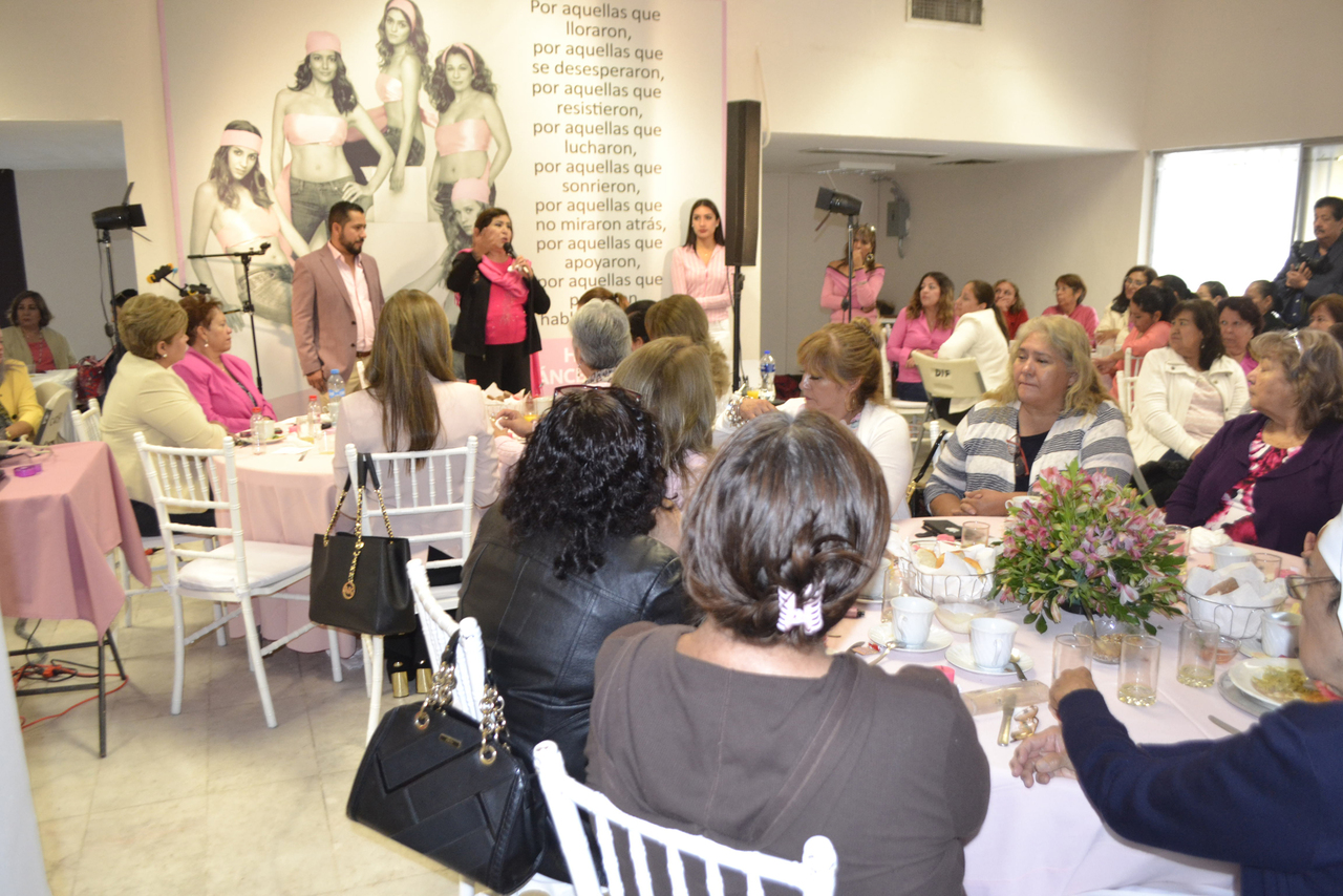 Plática. Alcaldesa María Luisa González, comparte su testimonio de sobrevivencia al cáncer con mujeres de Lerdo.