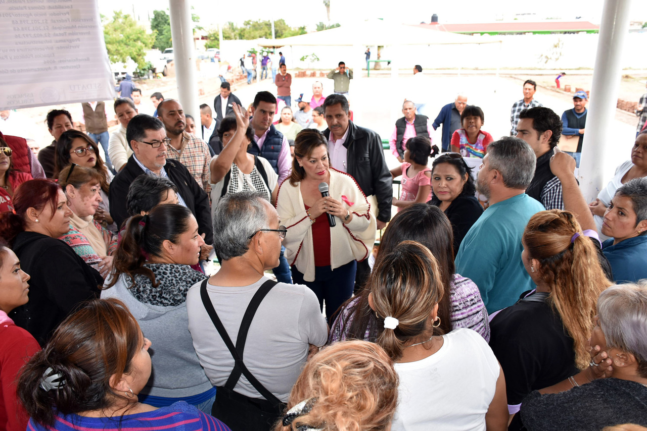 Supervisión. La alcaldesa, Leticia Herrera supervisó las obras en la plaza y escuchó algunas demandas de vecinos de Miravalle.