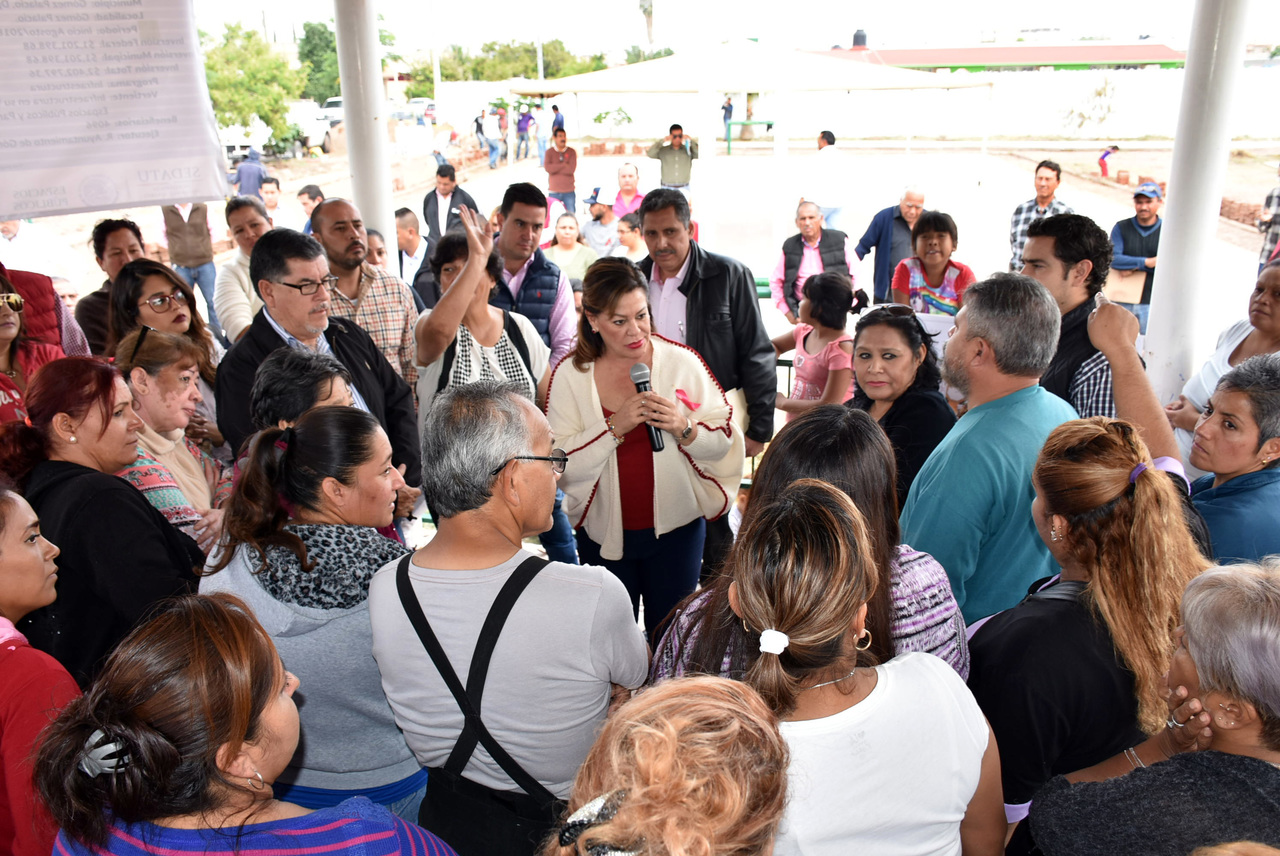 Obra. La alcaldesa de Gómez Palacio, Leticia Herrera Ale supervisó la plaza pública Arroyo Azul.