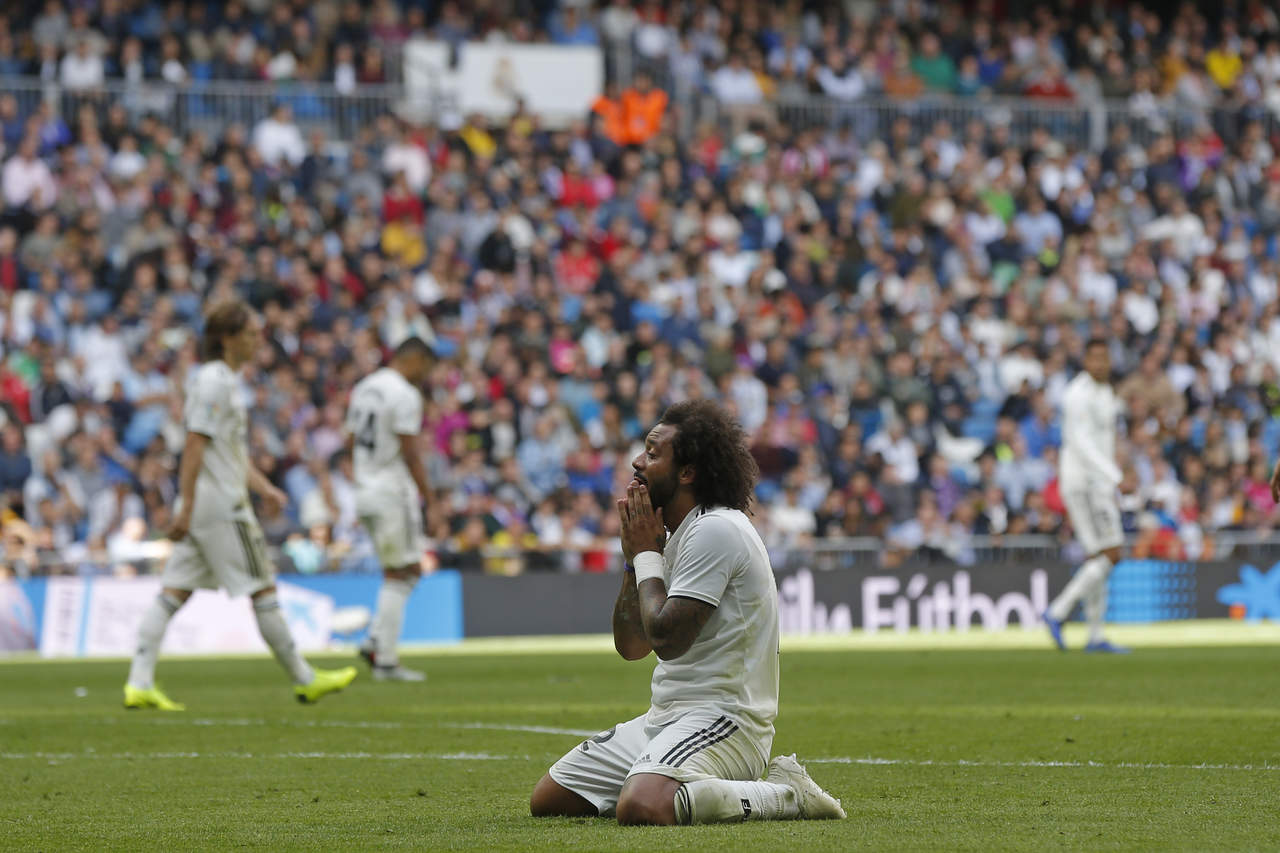 Marcelo, autor del gol para el Real Madrid, se lamenta tras el silbatazo final por la derrota ante Levante.