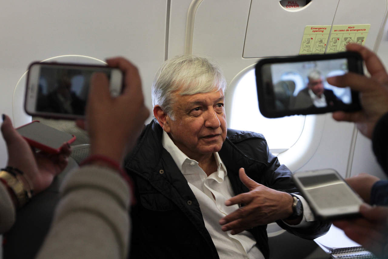 En una entrevista a medios antes de despegar en un viaje a Chiapas, López Obrador comenzó a hablar de que hay conservadores que no querían el cambio y han actuado con bastante deshonestidad intelectual. (NOTIMEX) 

