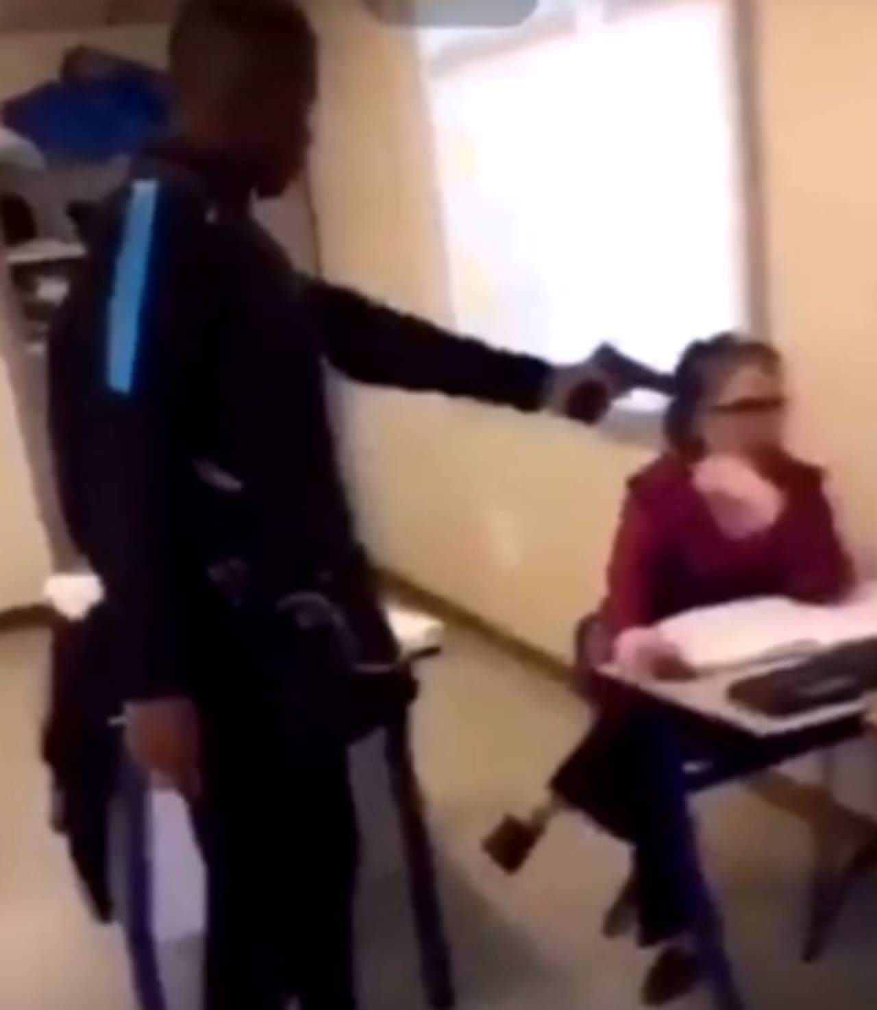 VIRAL: Estudiante apunta a su maestra con 'arma de fuego'