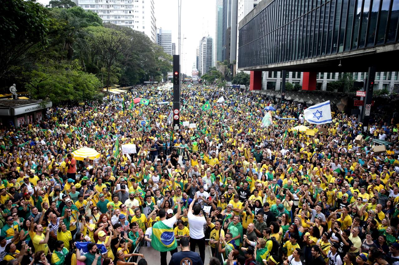 Miles respaldan a Bolsonaro en Brasil
