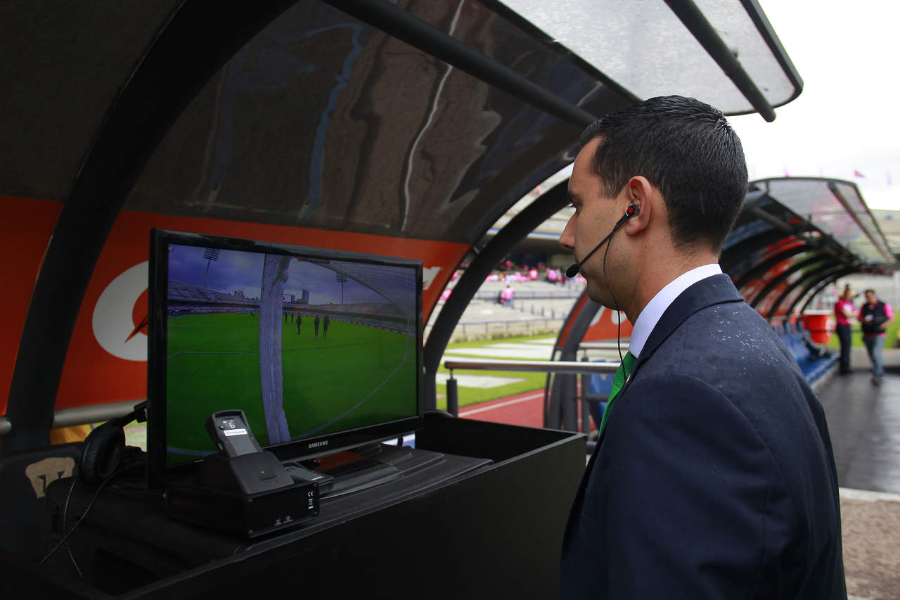 El árbitro César Ramos realizando pruebas al VAR durante el juego de la jornada 13 en el Olímpico Universitario. (Jam Media)