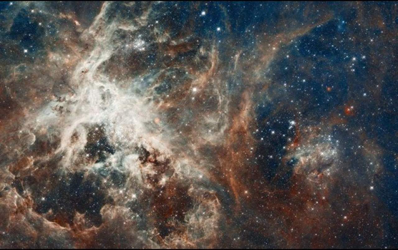 La imagen es uno de los mosaicos más grandes que se hayan ensamblado mediante fotos del Hubble, y la combinación de datos terrestres de la Nebulosa de la Tarántula. (ESPECIAL)