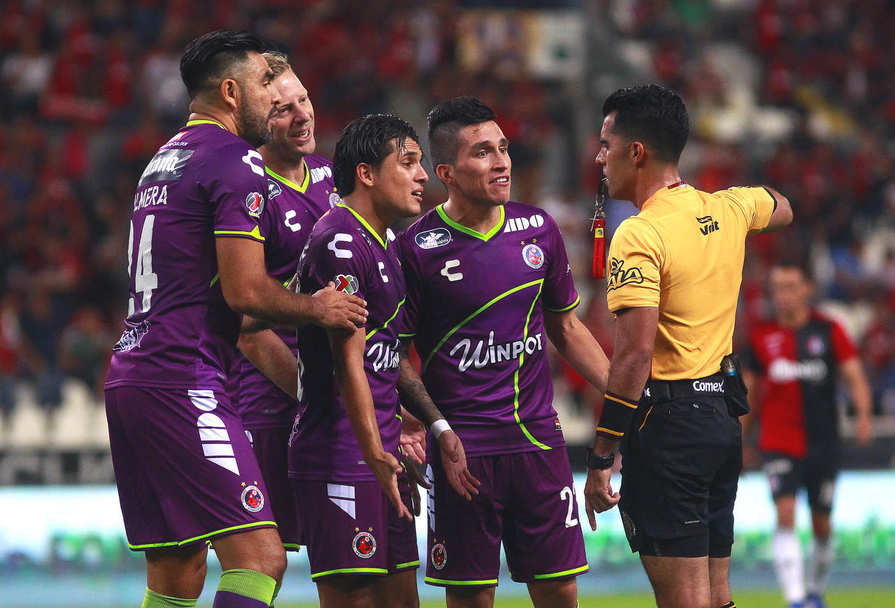 Villano. Jesús Paganoni (c) se hizo expulsar al minuto 61 en la derrota del Veracruz
4-3 ante Atlas. (Jam Media)