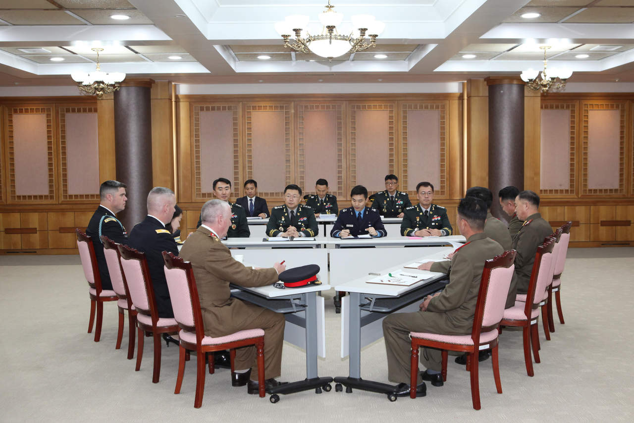 El acuerdo se alcanzó en una reunión trilateral celebrada en la JSA con base en el acuerdo militar que suscribieron en septiembre las dos Coreas. (AP)