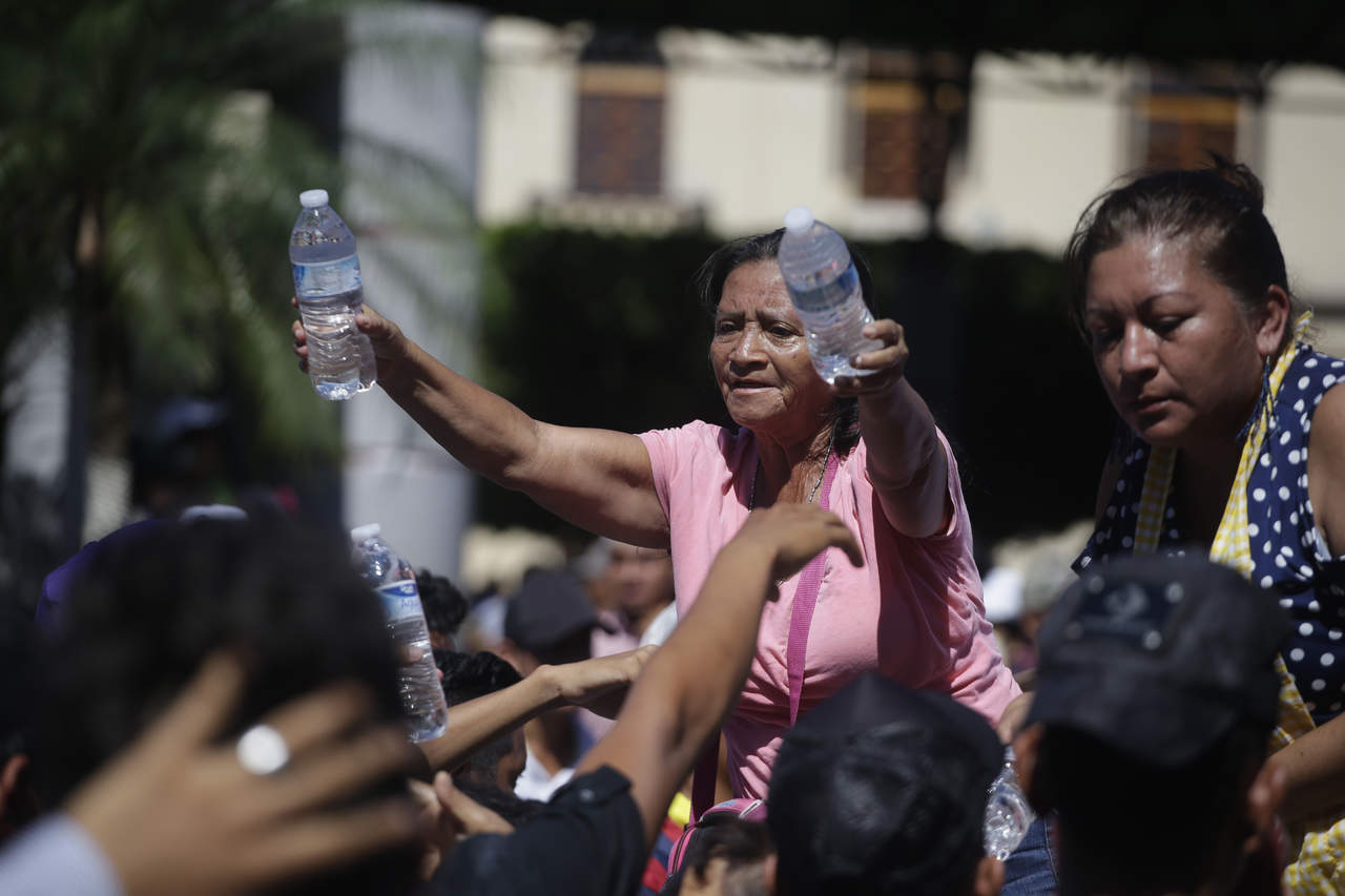 Integrantes de la caravana de migrantes centroamericanos que pernoctaron en el Parque Central de Tapachula reanudaron su caminata alrededor de las 11:30 horas, sobre la 8 Avenida Sur de esta ciudad, para continuar con su recorrido hacia el norte del país. (AP)