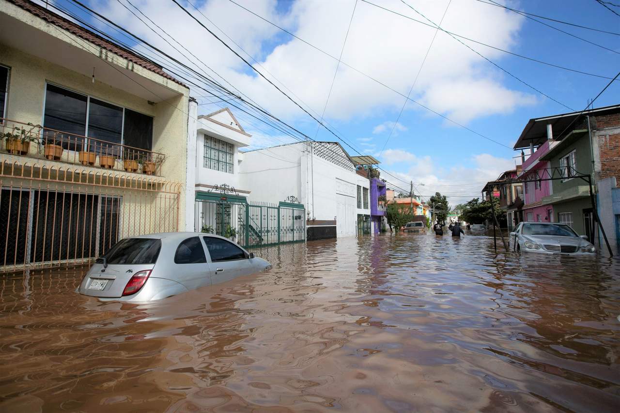 Hasta ahora no se reportan personas desaparecidas, lesionadas o muertas, tras las fuertes corrientes de agua y lodo que inundaron las calles y avenidas de las diferentes zonas de Morelia. (EFE) 

