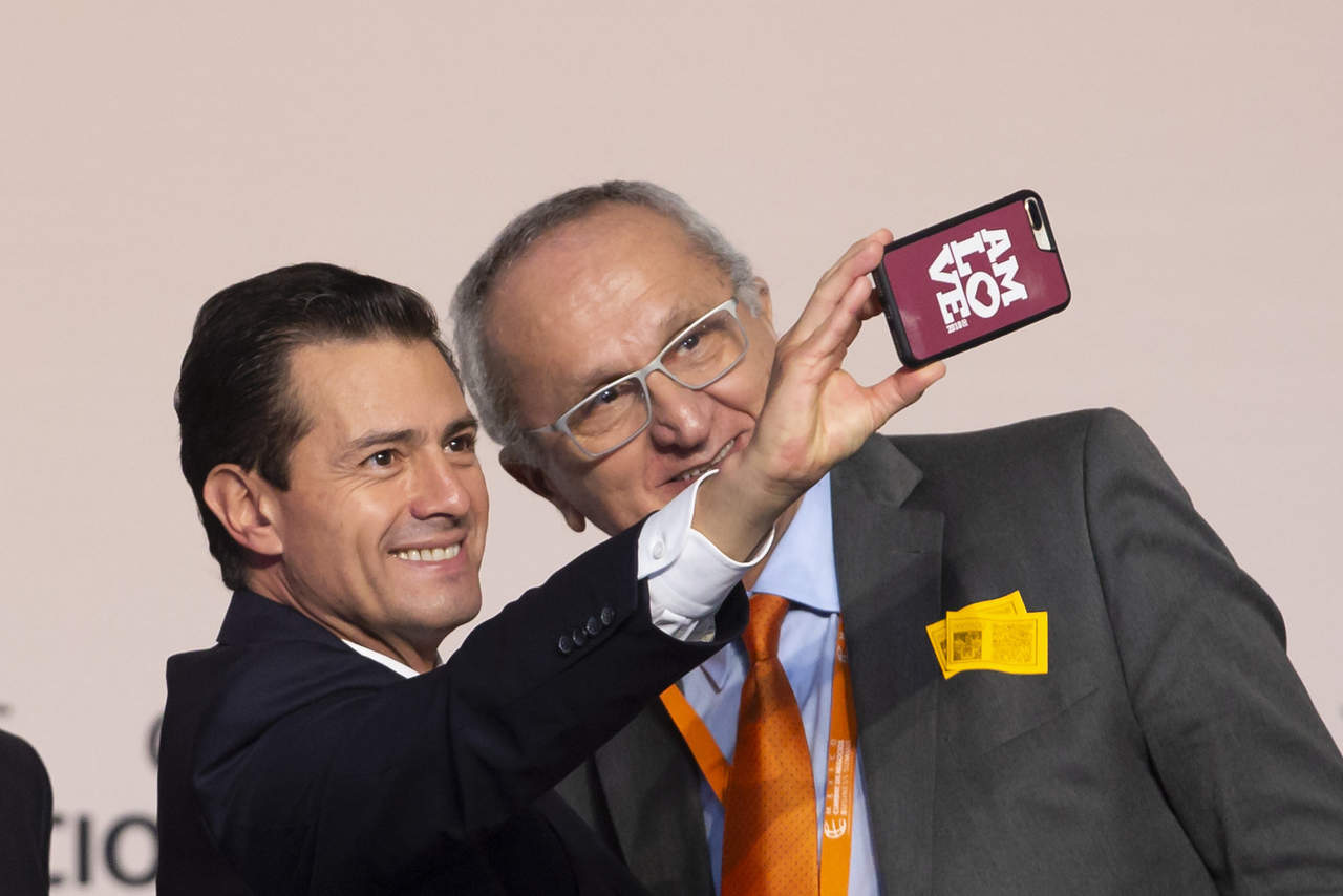 El presidente de México, Enrique Peña Nieto se toma una fotografía con el próximo negociador del Tratado de Libre Comercio de América del Norte (TLCAN), Jesús Seade Kuri. (ARCHIVO)