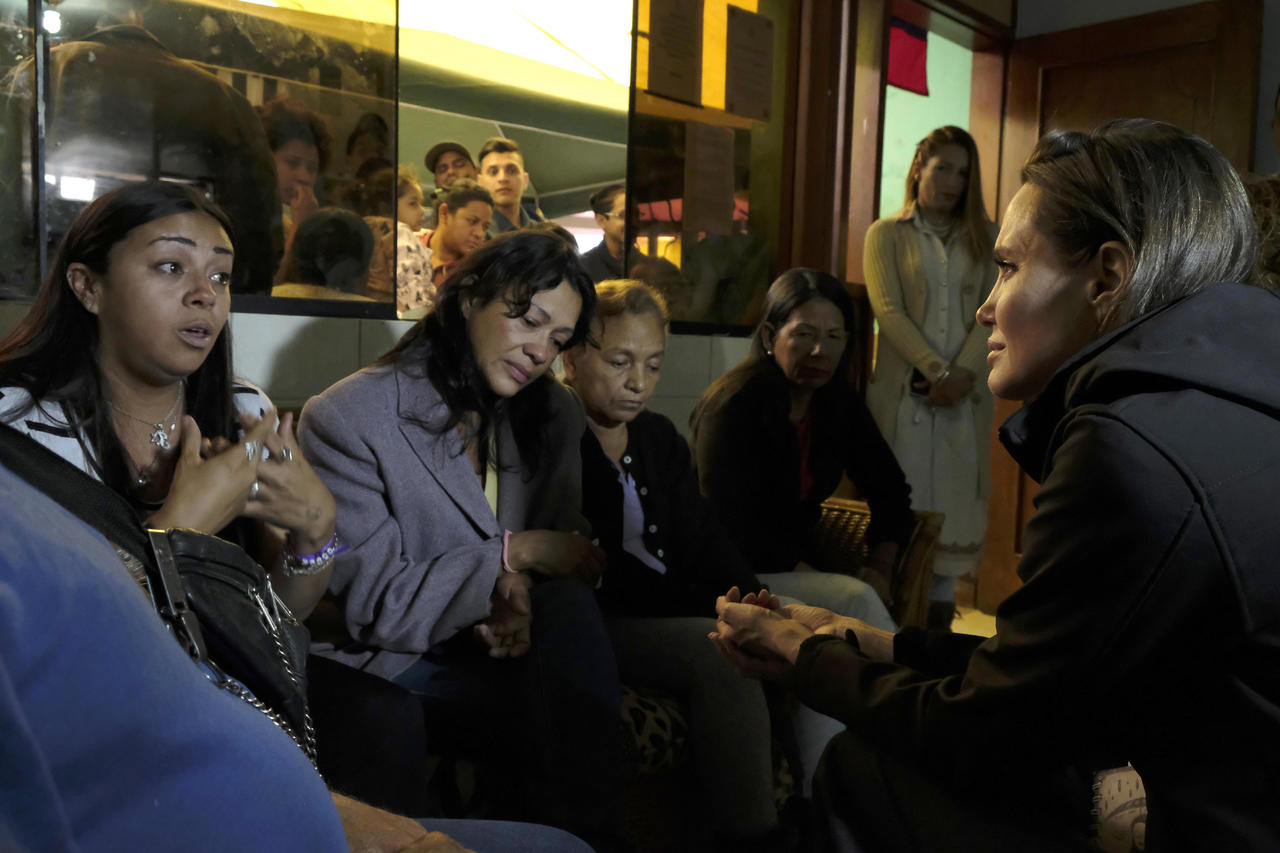 Presencia. La actriz Angelina Jolie (Der.) escuchó los testimonios de mujeres venezolanas en un albergue en Lima. (EFE)