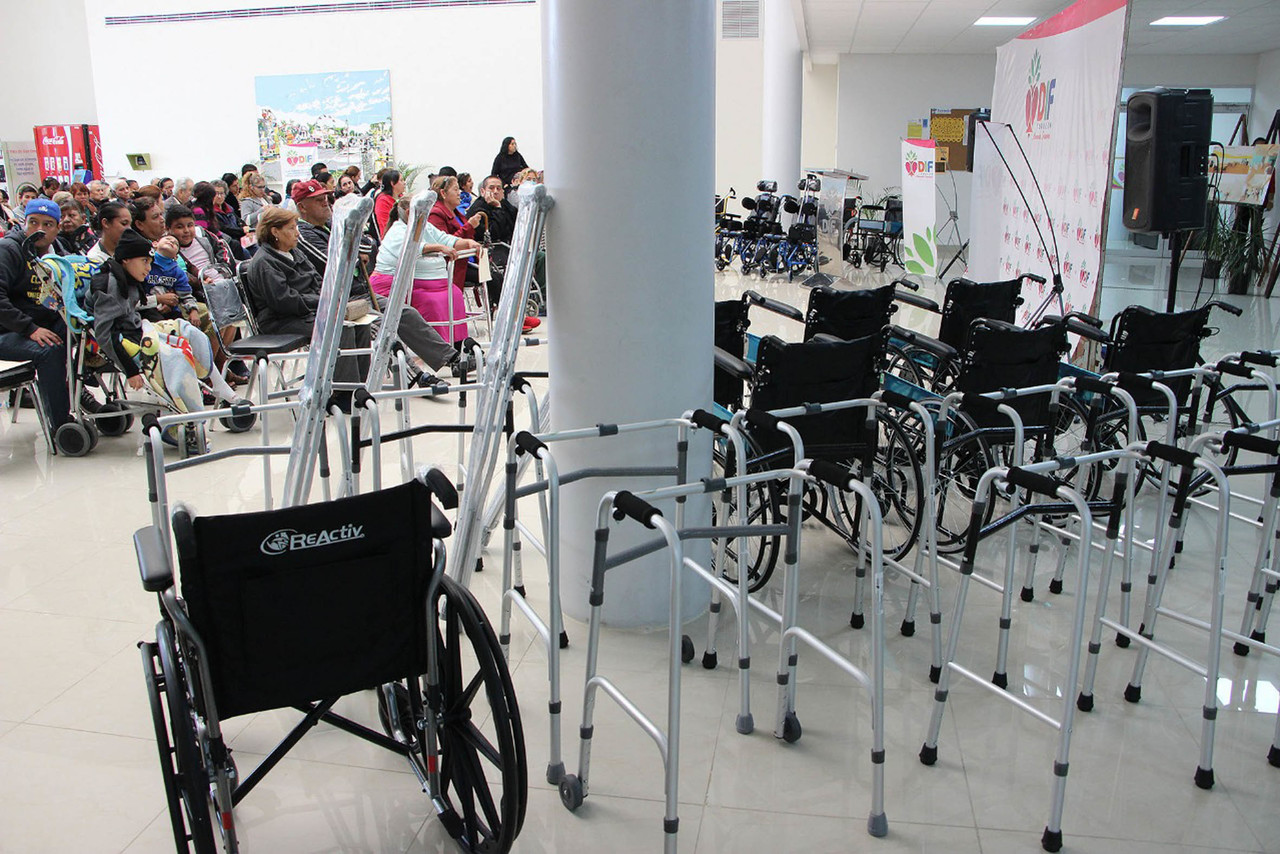 Ayuda. Entre las sillas de ruedas donadas por DIF se encuentran sillas especiales para personas con parálisis cerebral. (EL SIGLO DE TORREÓN)
