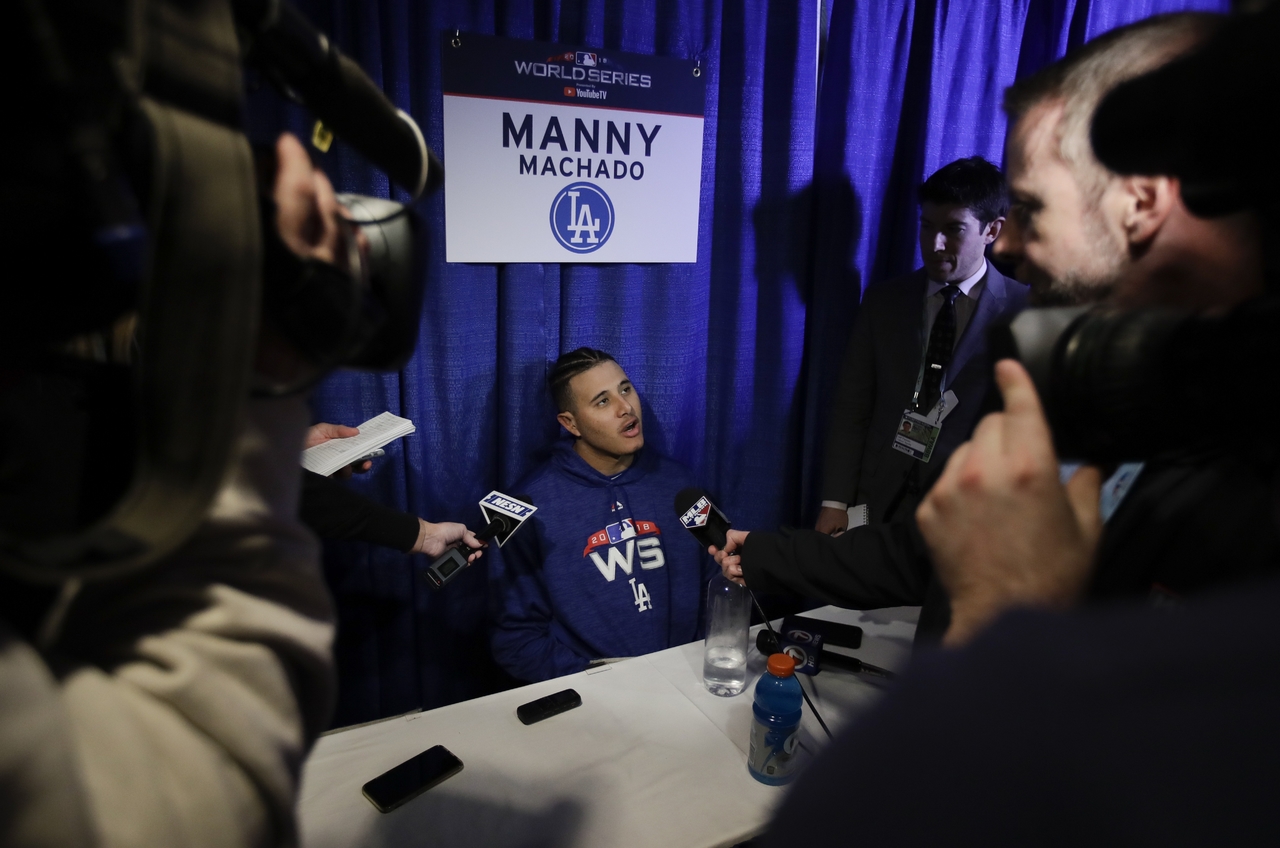 Manny Machado, de los Dodgers de Los Ángeles, respondía a la prensa, un día antes del comienzo de la Serie Mundial.