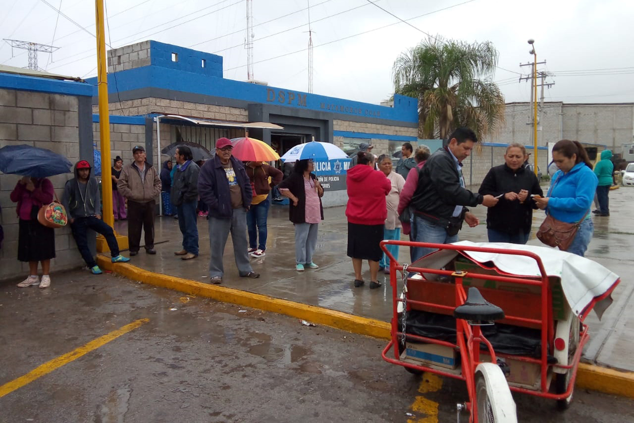 Entrega. Luego del bloqueo ayer se les entregaron algunos apoyos a un grupo de antorchistas de Matamoros.  (EL SIGLO DE TORREÓN/MARY VÁZQUEZ)