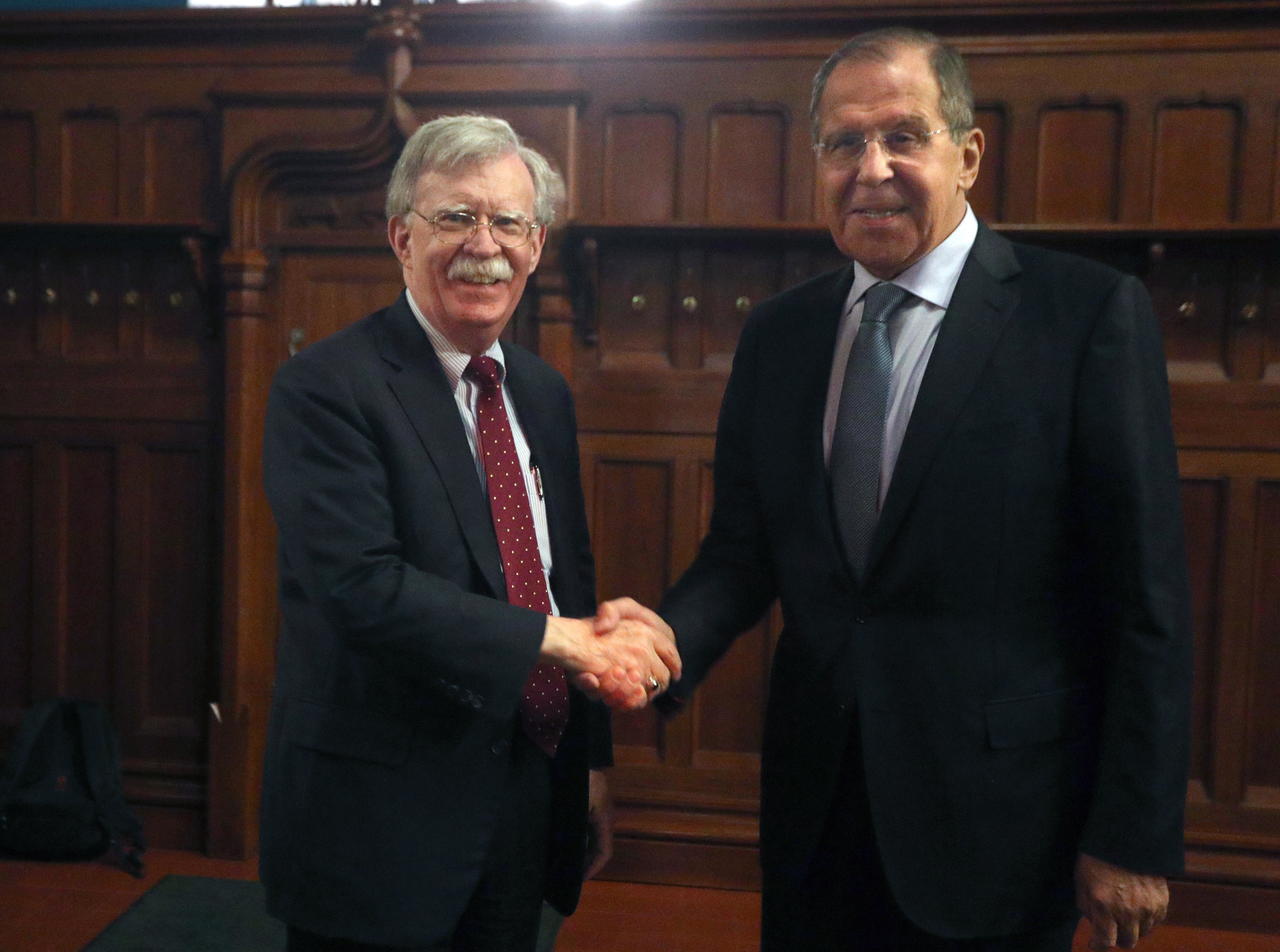 Visita. John Bolton, quien saluda al ministro Sergei Lavrov, llegó a Moscú en una visita de tres días para discutir cuestiones de estabilidad estratégica, Ucrania, Siria, Corea del Norte, Afganistán y la posible cumbre Rusia-Estados Unidos. (EFE)