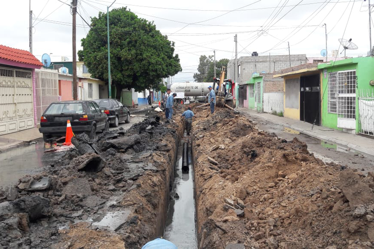 Necesidad. El Sideapa sustituye líneas de drenaje en calles de la colonia Chapala. (EL SIGLO DE TORREÓN)