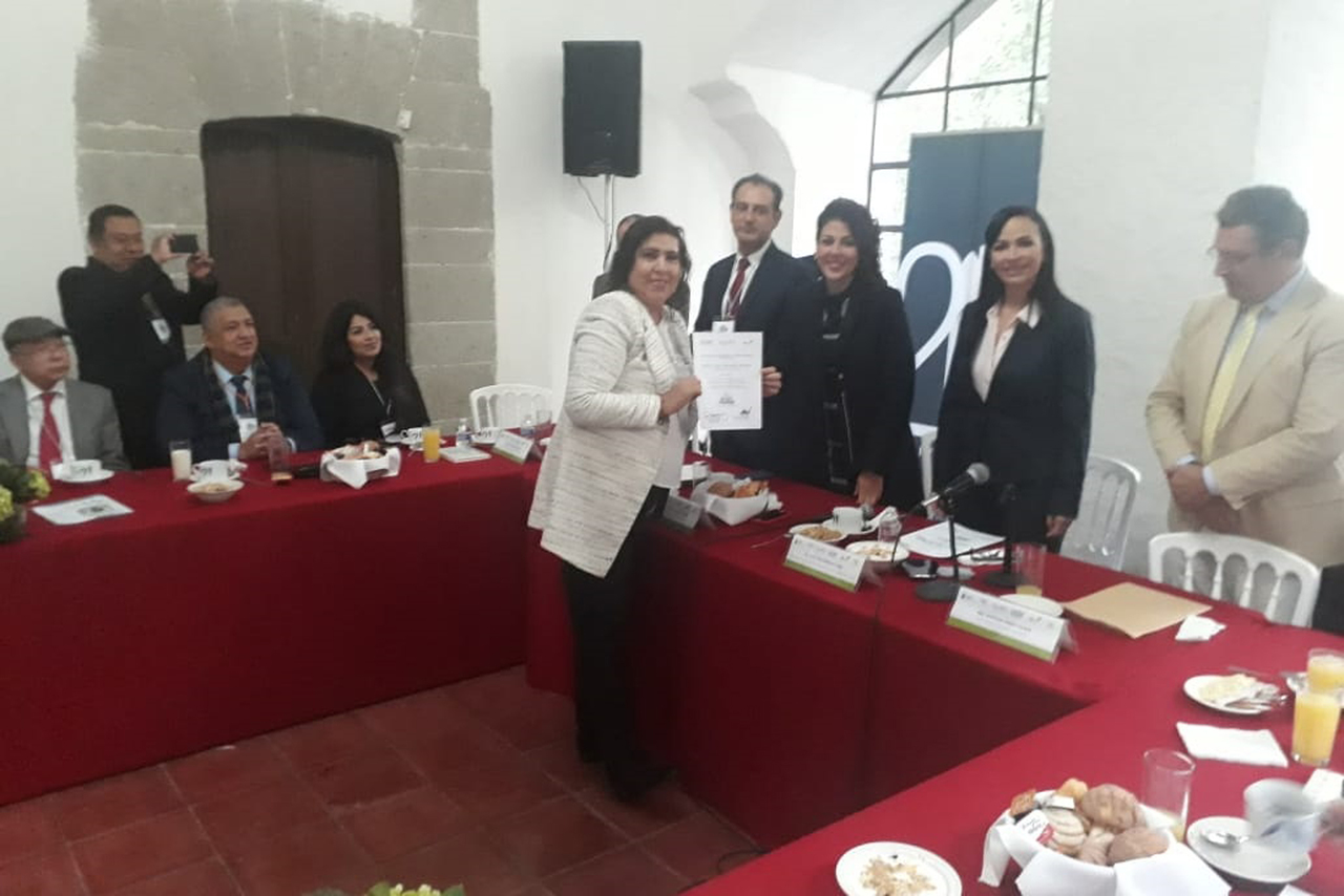 Otorgan. El nombramiento de González Achem fue entregado por Laura Lynn Fernández Piña, presidenta de la CONAMM. (EL SIGLO DE TORREÓN)