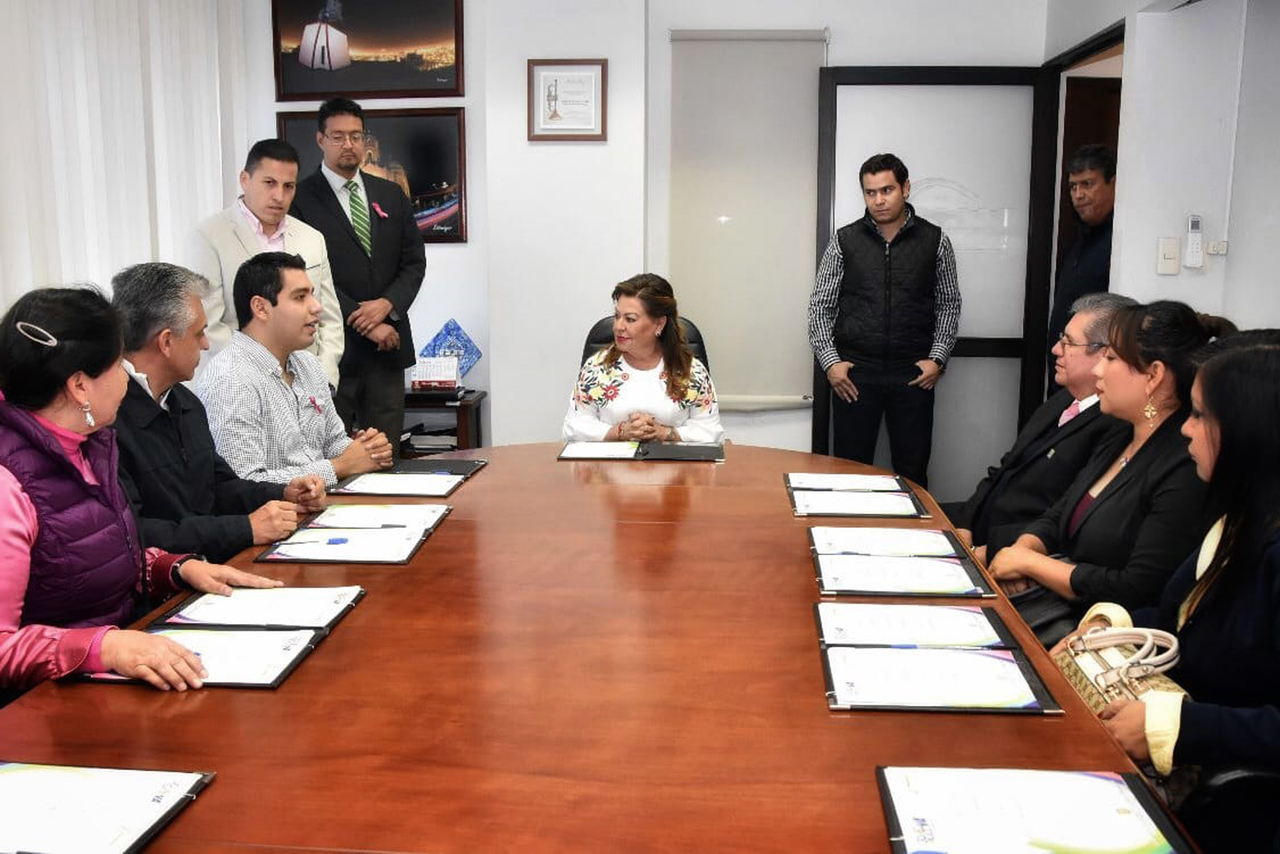 Convenios. La alcaldesa Leticia Herrera firmó acuerdos con instituciones educativas, para dar facilidades a los estudiantes. (EL SIGLO DE TORREÓN)