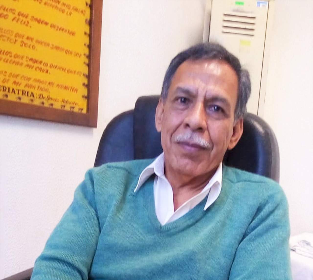 Atención. El doctor Javier García Salcedo, en su consultorio. (EDITH GONZÁLEZ)
