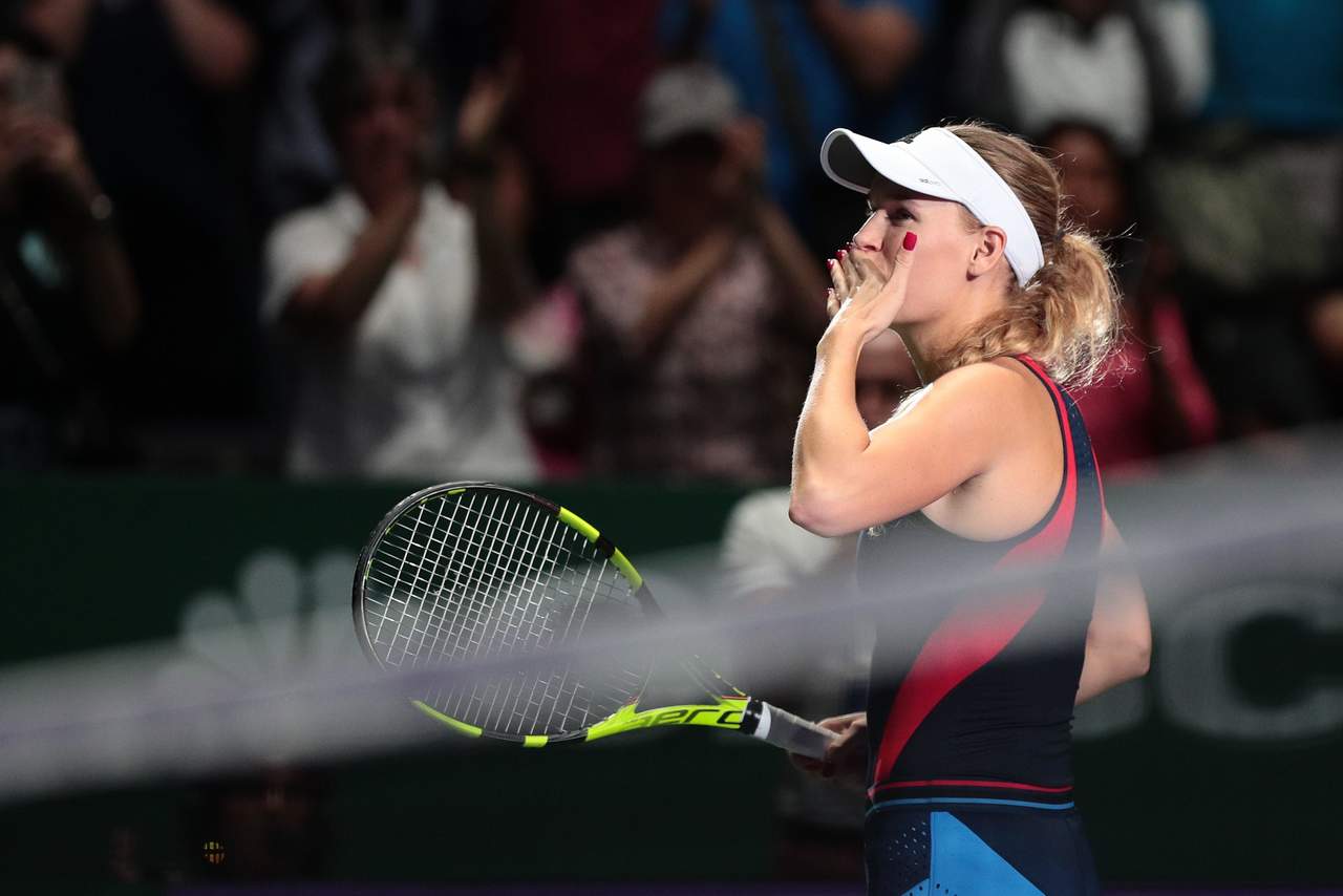 La tenista danesa Caroline Wozniacki celebra su victoria ante la checa Petra Kvitova durante las Finales WTA de Singapur.