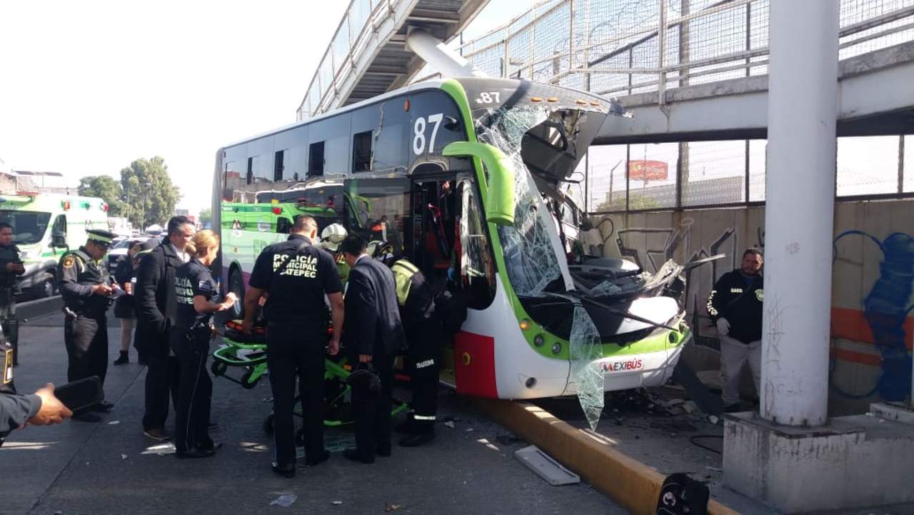 Paramédicos a bordo de ambulancias se trasladaron al sitio del percance para atender a los lesionados. (TWITTER) 

