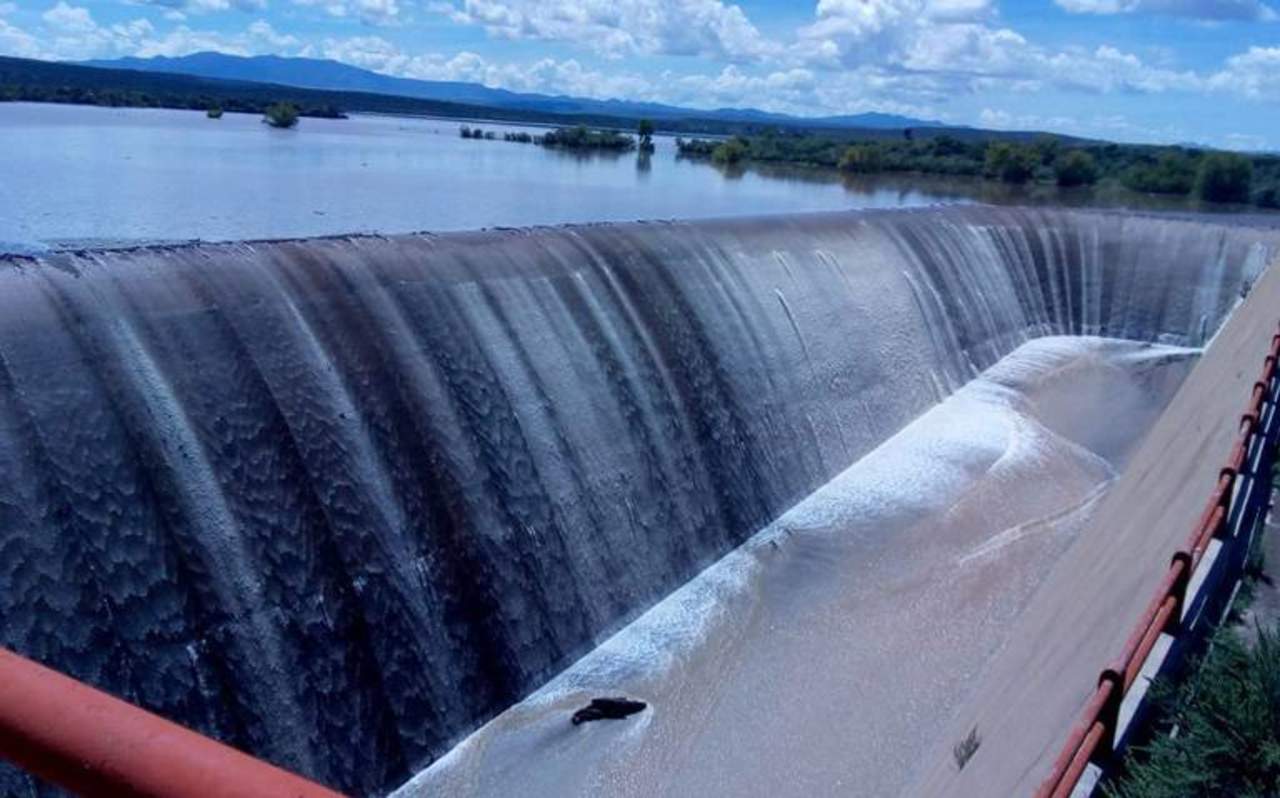 A la par, la presa Miguel Alemán, que sólo cuenta con un almacenamiento de 78 por ciento también es desfogada, en 8.4 metros cúbicos de agua. (ESPECIAL)