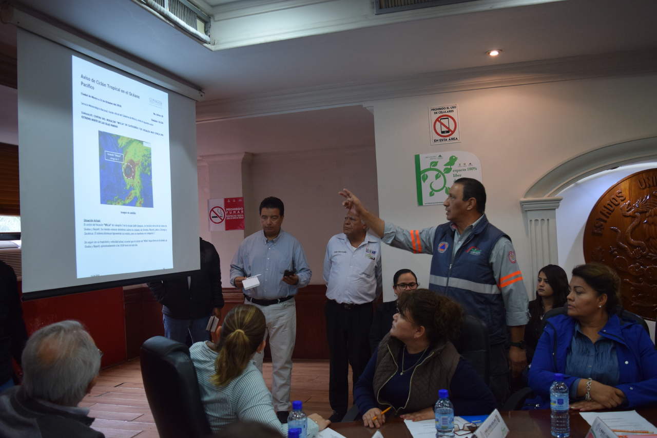El director de Protección Civil en el municipio, Alonso Gómez Vizcarra, expuso un informe detallado sobre los efectos que se prevén en Gómez Palacio. (EL SIGLO DE TORREÓN)
