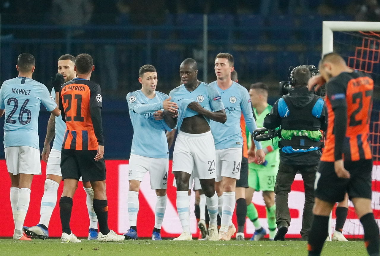 Los jugadores del Manchester City reaccionan tras vencer al Shakhtar, durante un partido en Kharkiv, Ucrania.