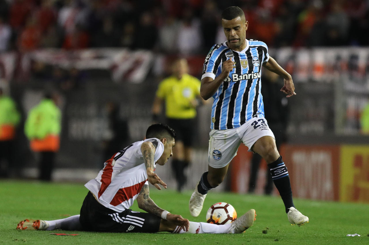 Alisson (d), de Gremio, disputa la pelota con Exequiel Palacios (i) de River Plate, durante la semifinal de la Copa Libertadores.