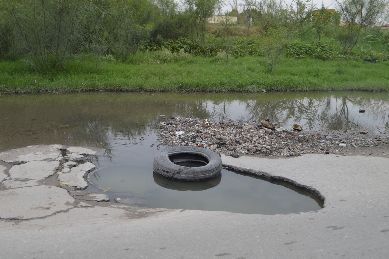 Daños diversos. Vecinos de Exhacienda La Joya exigen reparaciones en drenaje y pavimento. (ROBERTO ITURRIAGA)