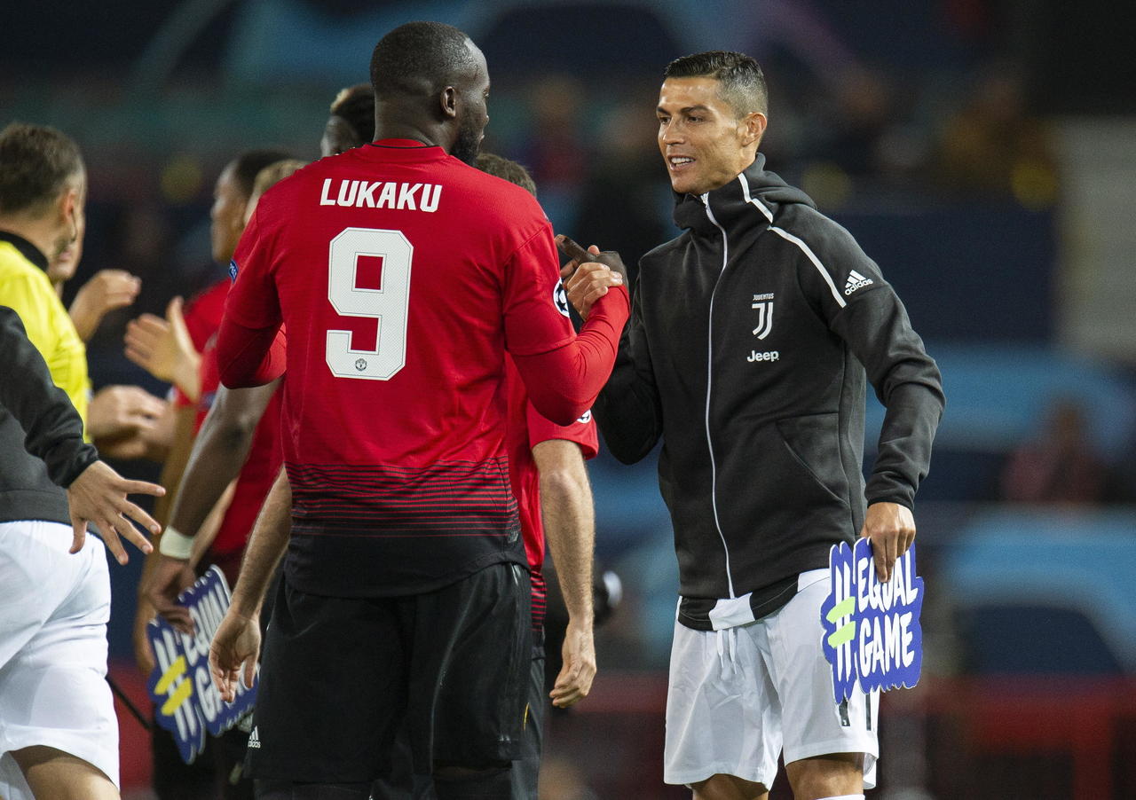 Cristiano Ronaldo (d), de Juventus, saluda a Romelu Lukaku, de Manchester United, en el estadio Old Trafford en Manchester.