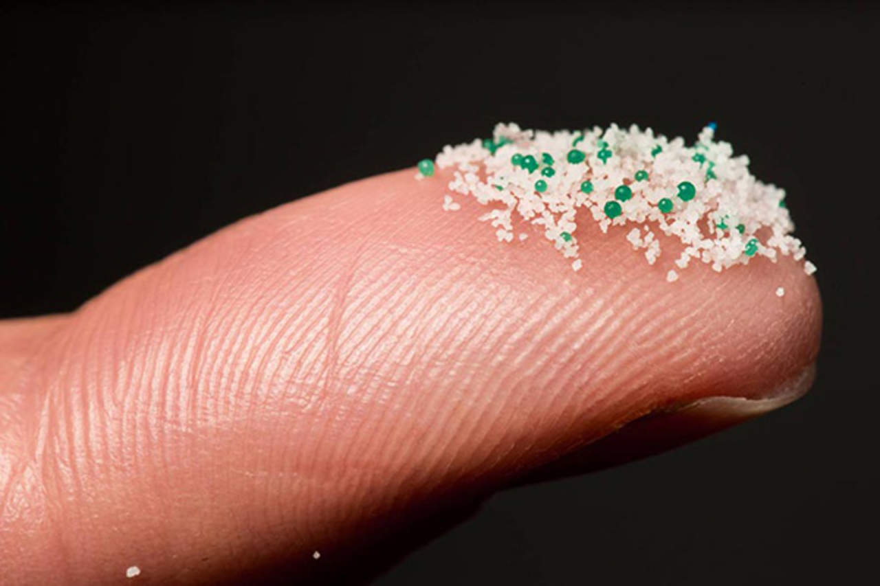 Los microplásticos de entre 50 y 500 micrómetros se almacenan en nuestro cuerpo. (ARCHIVO)