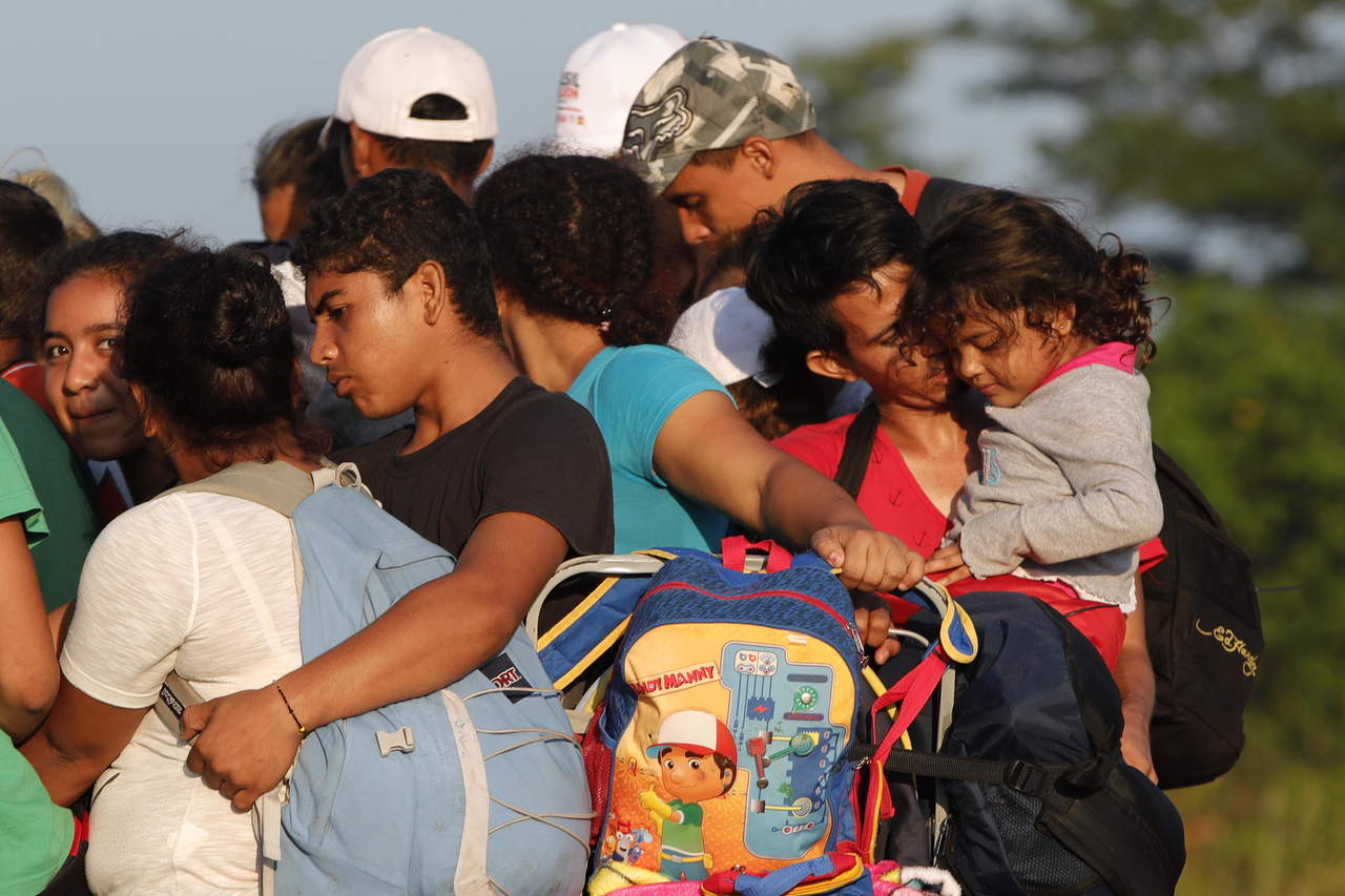 Miles de migrantes centroamericanos reanudaron el miércoles su marcha a Estados Unidos y partieron antes del amanecer con el objetivo de recorrer otros 75 kilómetros de los más de 1,600 que aún les quedan para alcanzar su destino. (EFE)