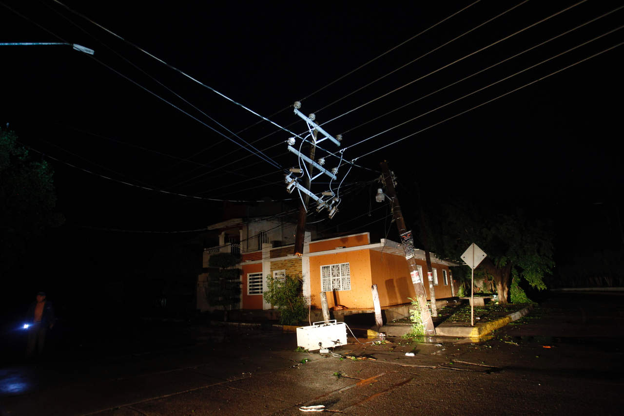 El director general de la Comisión Federal de Electricidad (CFE), Jaime Hernández, señaló que el paso del Huracán Willa provocó la interrupción en el servicio para 96 mil 200 clientes en los estados de Nayarit, Sinaloa, Durango y Michoacán. (NOTIMEX)