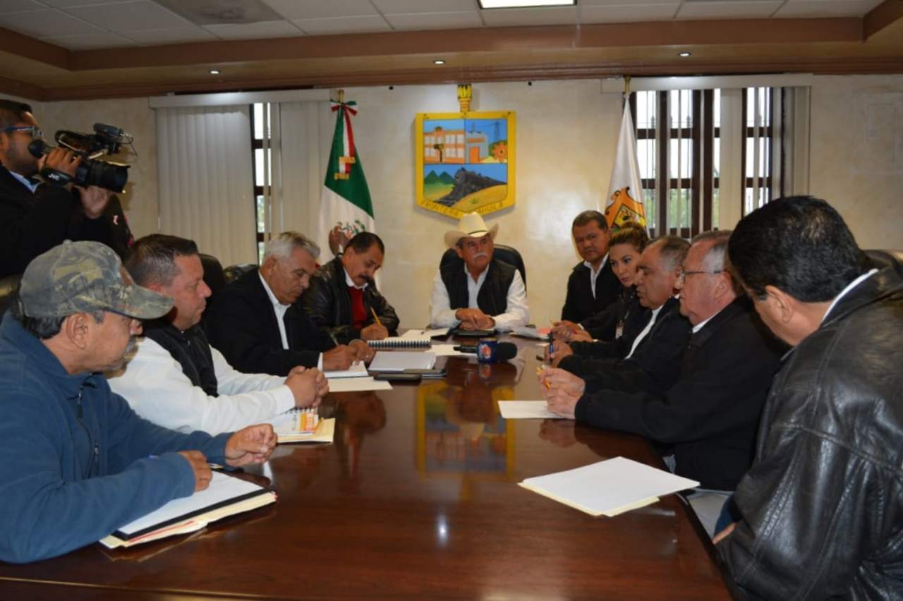 Comité de Protección Civil de Frontera en sesión con el alcalde Florencio Siller.