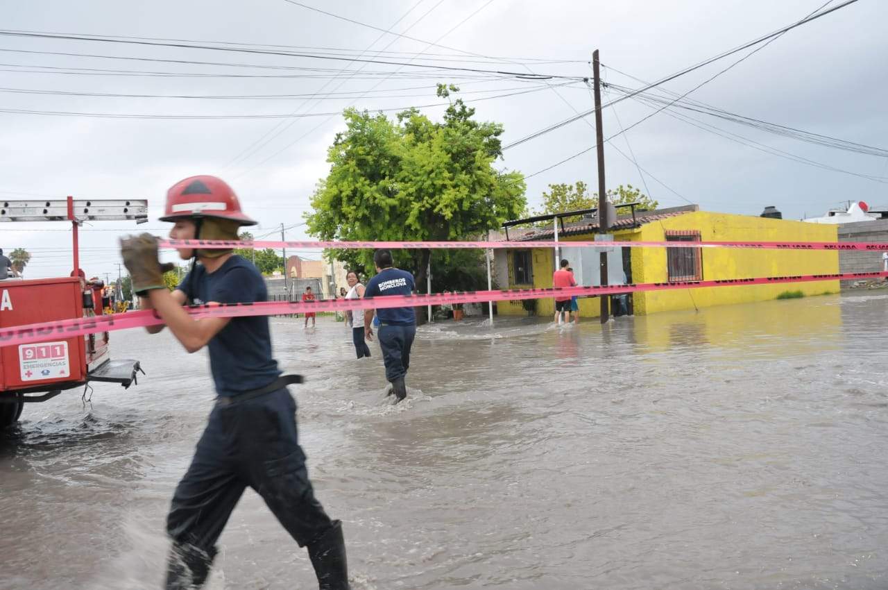 Protección Civil y Bomberos se mantienen en alerta por las constantes lluvias que iniciaron el sábado, y que se incrementarán con la llegada del huracán 'Willa'.